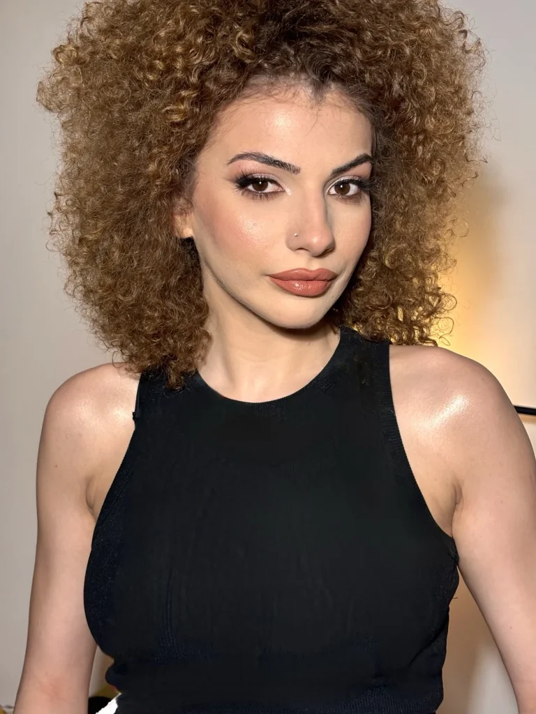 Profesionalna glam šminka sa nude ruževima na modelu sa kovrdžavom kosom, rad Andrijane Ljubić