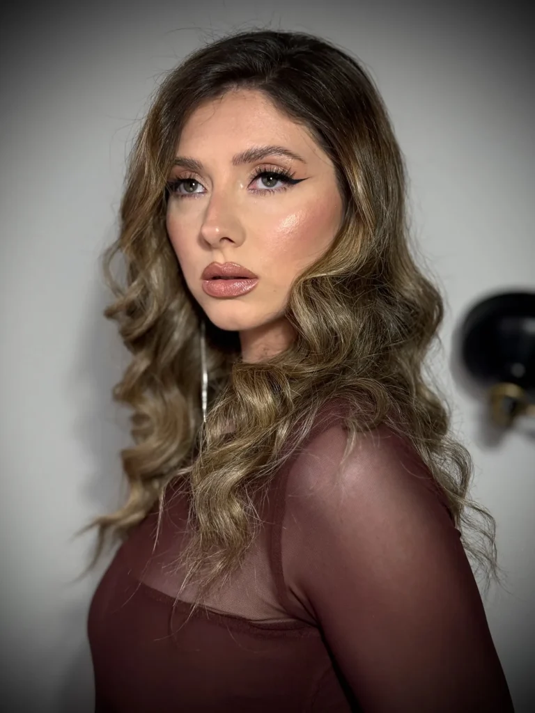 Profesionalna glam šminka iz profila, talasasta kosa, rad šminkerke Andrijane Ljubić